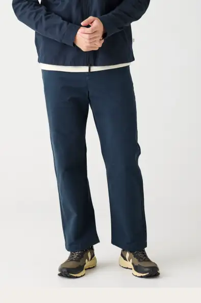 KnowledgeCotton Apparel mannen vegan Chino Broek Flint Wijd Totaal Eclipse Marineblauw
