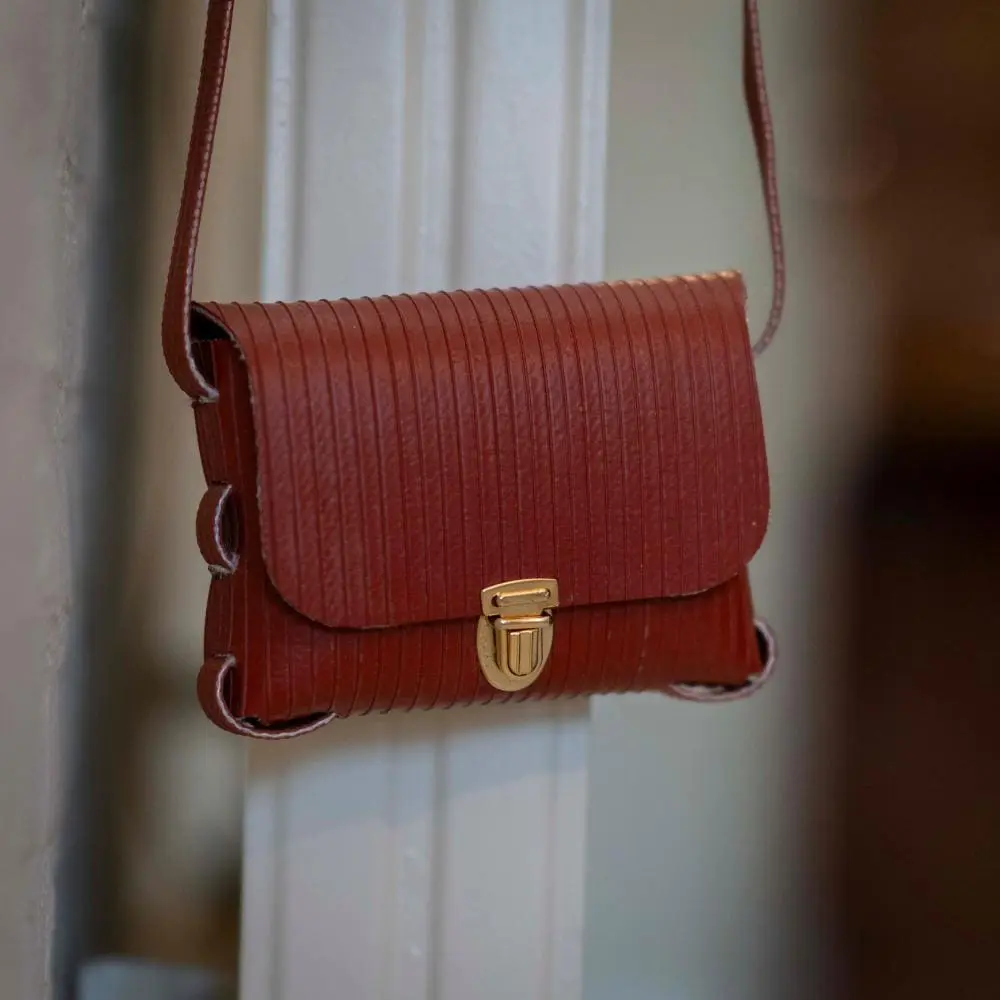 Upcycled RePurse | Tasje van rode brandslang