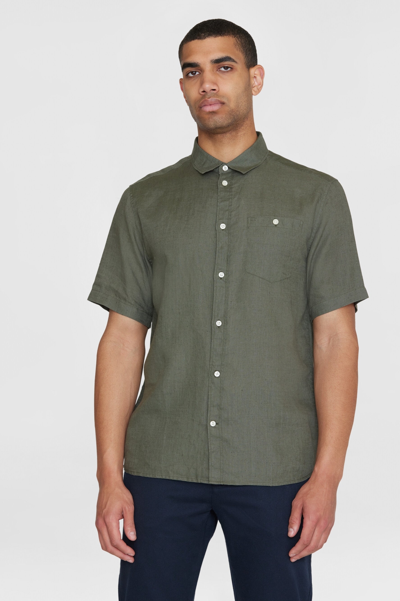KnowledgeCotton Apparel mannen vegan Shirt Met Korte Mouwen, Op Maat Gemaakt, In De Kleur Burned Olive.