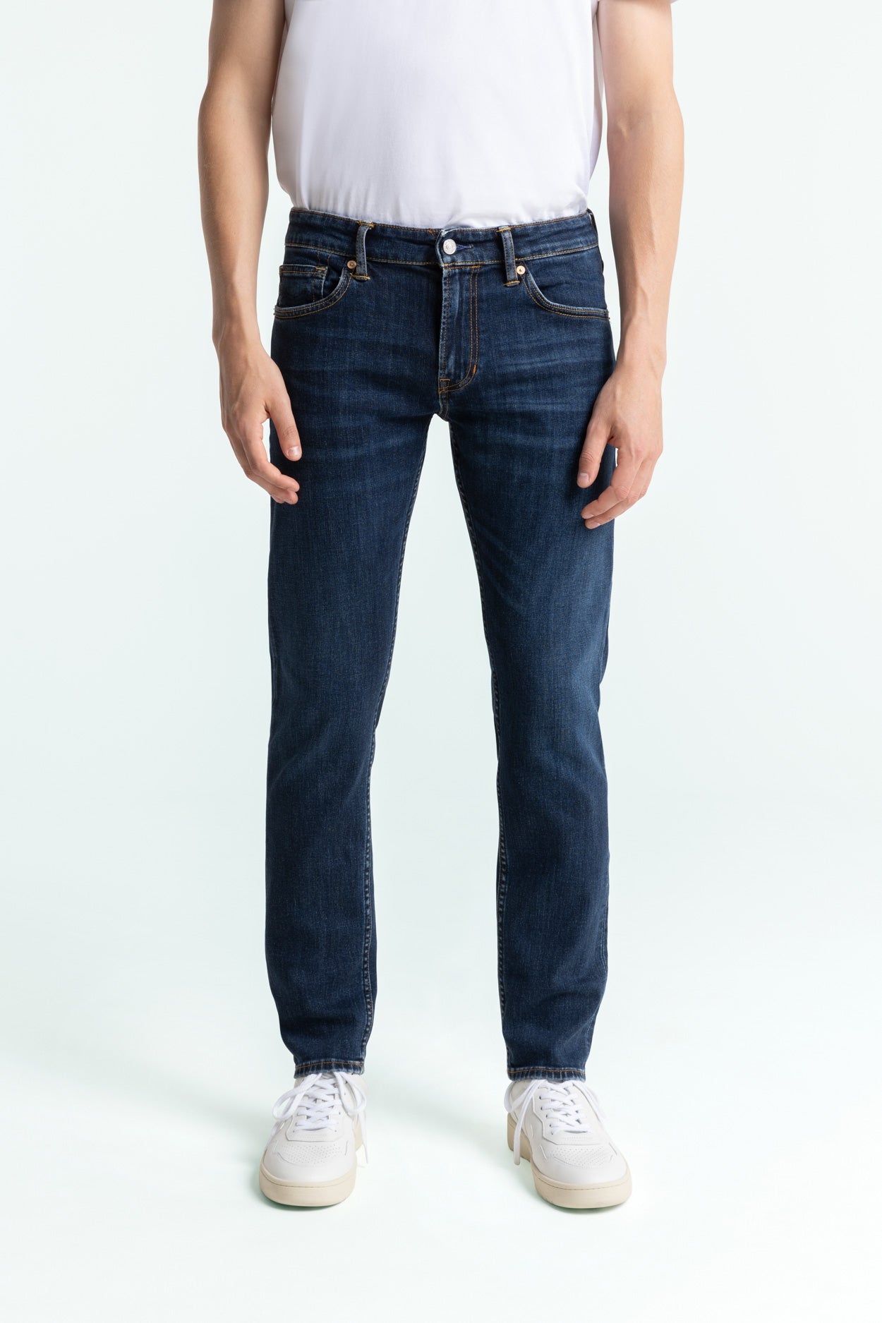 Kings of Indigo mannen vegan Jeans Charles Clean Medium Washed Marineblauw