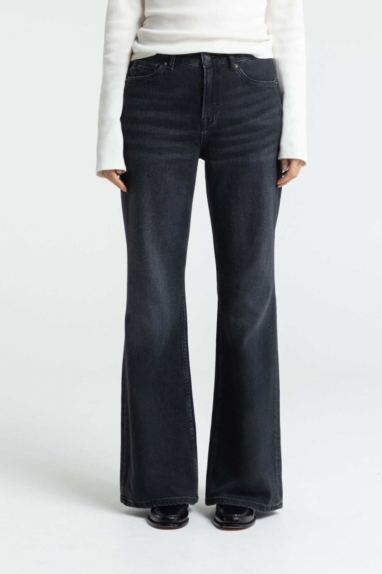Kings of Indigo  Jeans Kukiko Flare Mid Rise Zwart