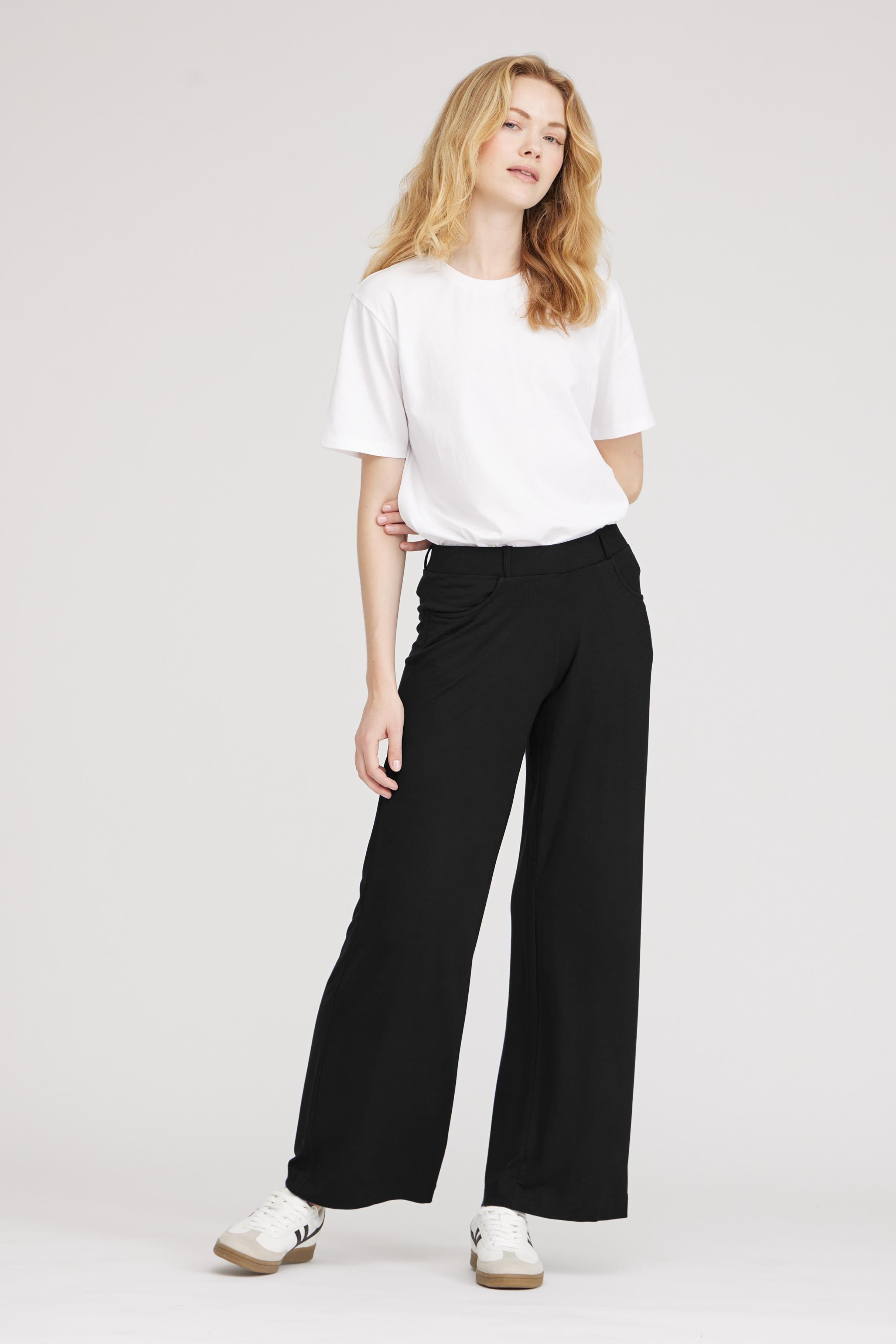LAURIE  Broek Donna Loose Jersey Korte Lengte Zwart