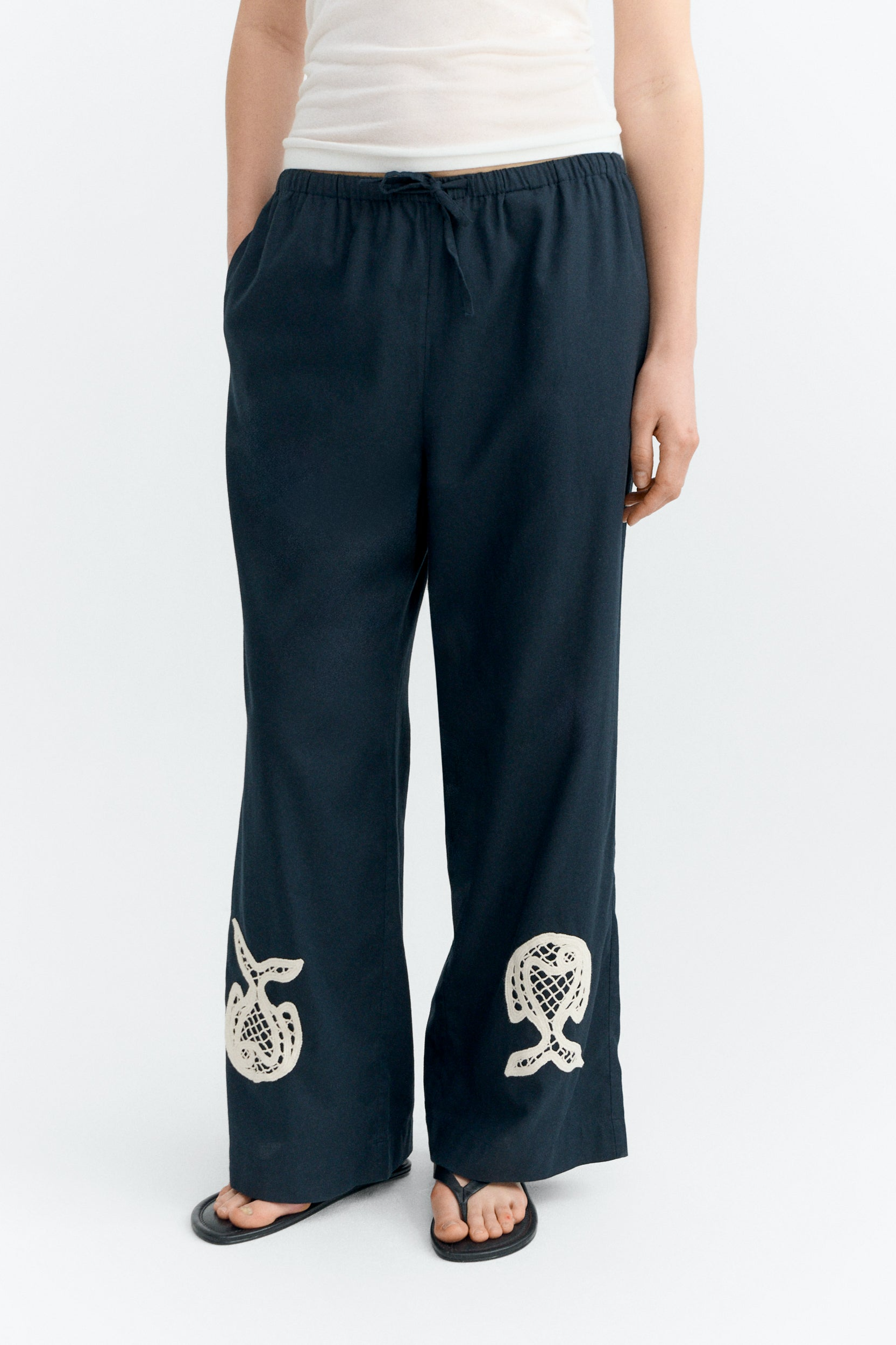 Thinking MU  Broek Brigitte, Handgeborduurd, Relaxed Model, Marineblauw