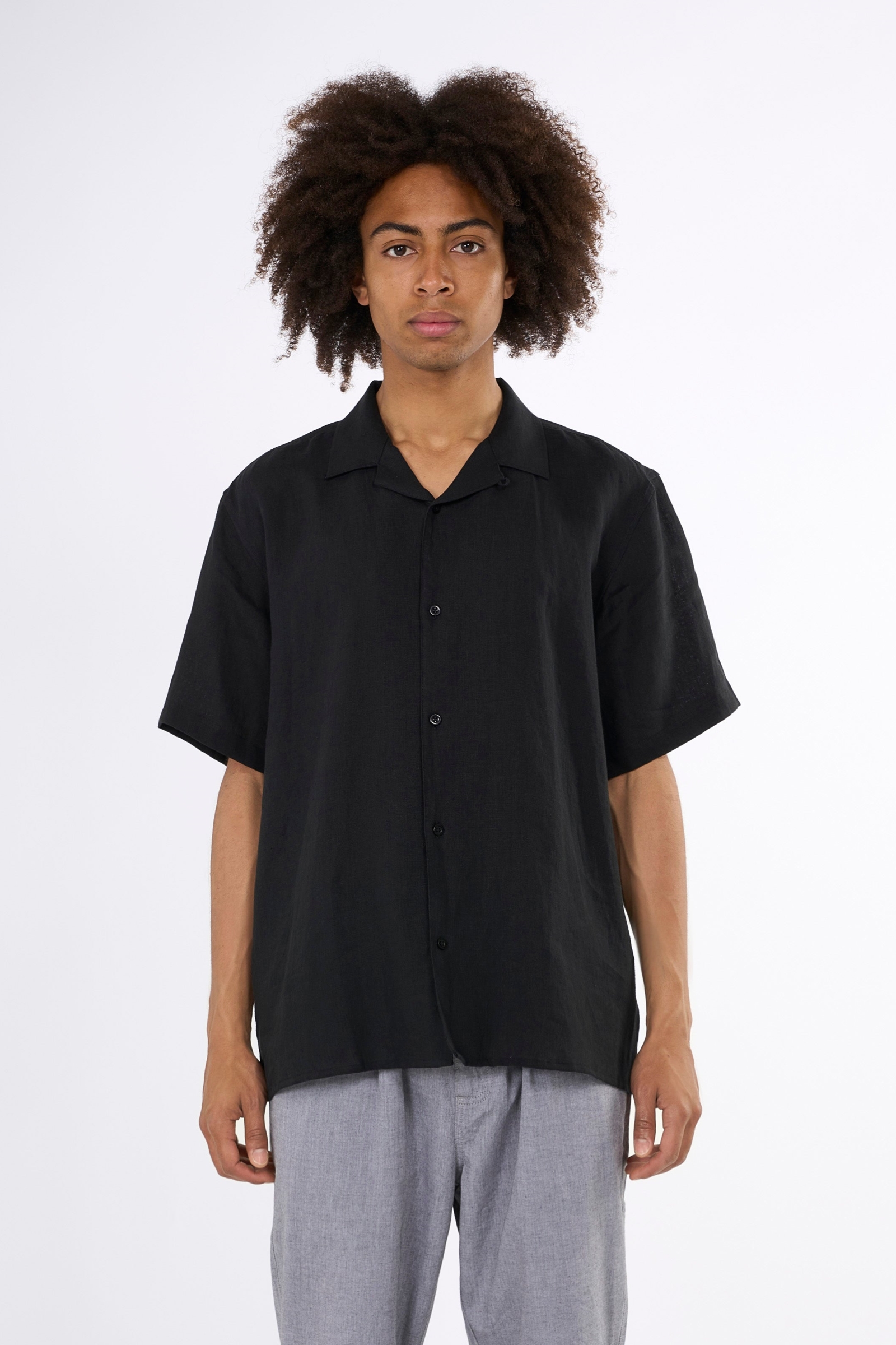 KnowledgeCotton Apparel mannen vegan Overhemd Met Korte Mouwen, Box Fit, Zwart.