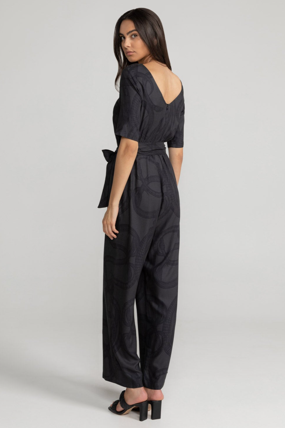 LOVJOI  Jumpsuit Staine Halfmouw Snake Pit Zwart