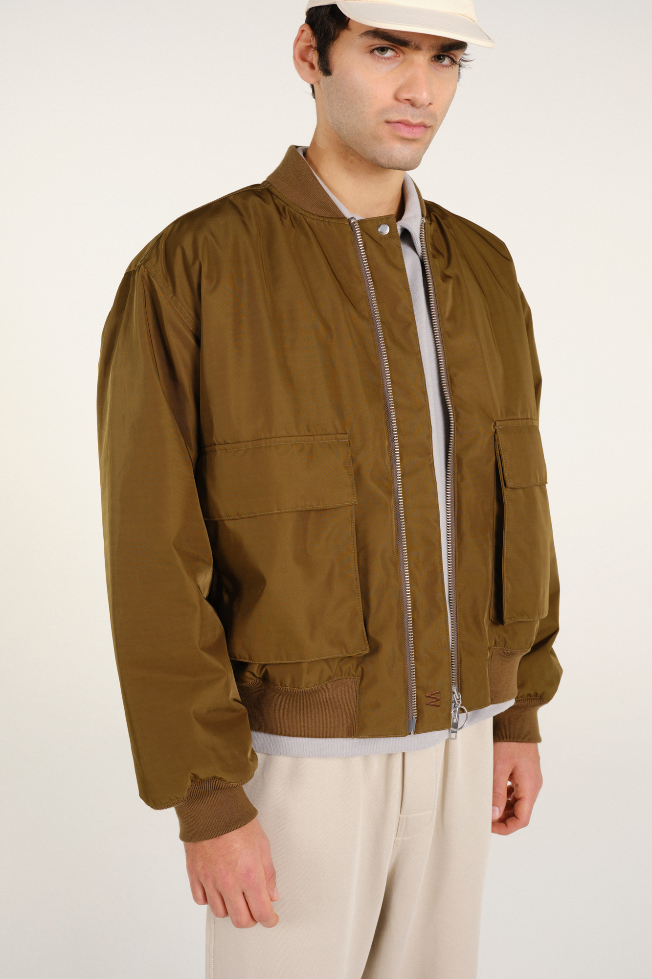 Embassy of Bricks and Logs mannen vegan Mapes Bomber Modder