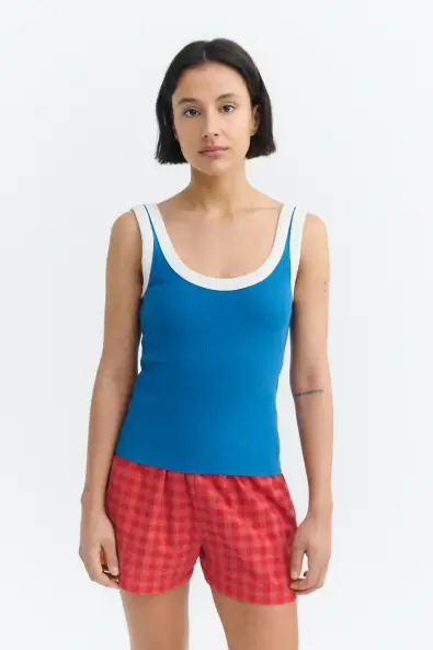 Thinking MU  Top Julia Geribbelde Blauw Witte Contrasttop
