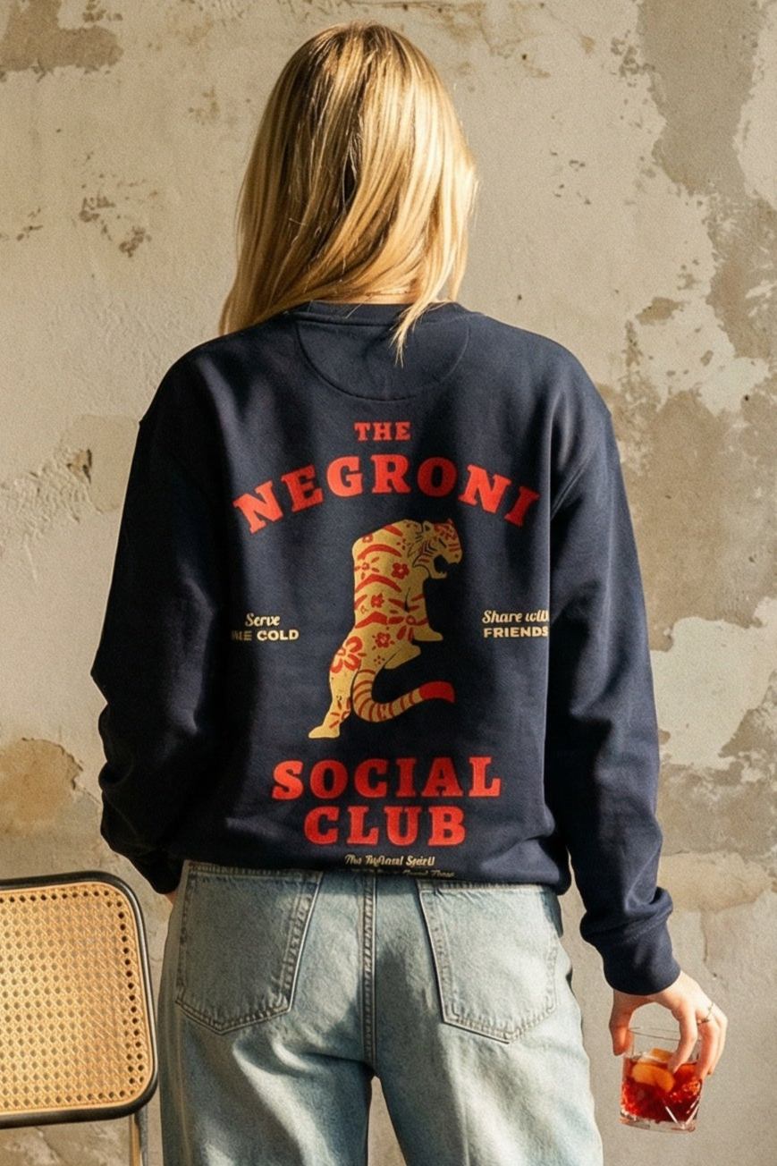 The Refined Spirit  Unisex Sweatshirt Van The Negroni Social Club, Franse Marineblauw