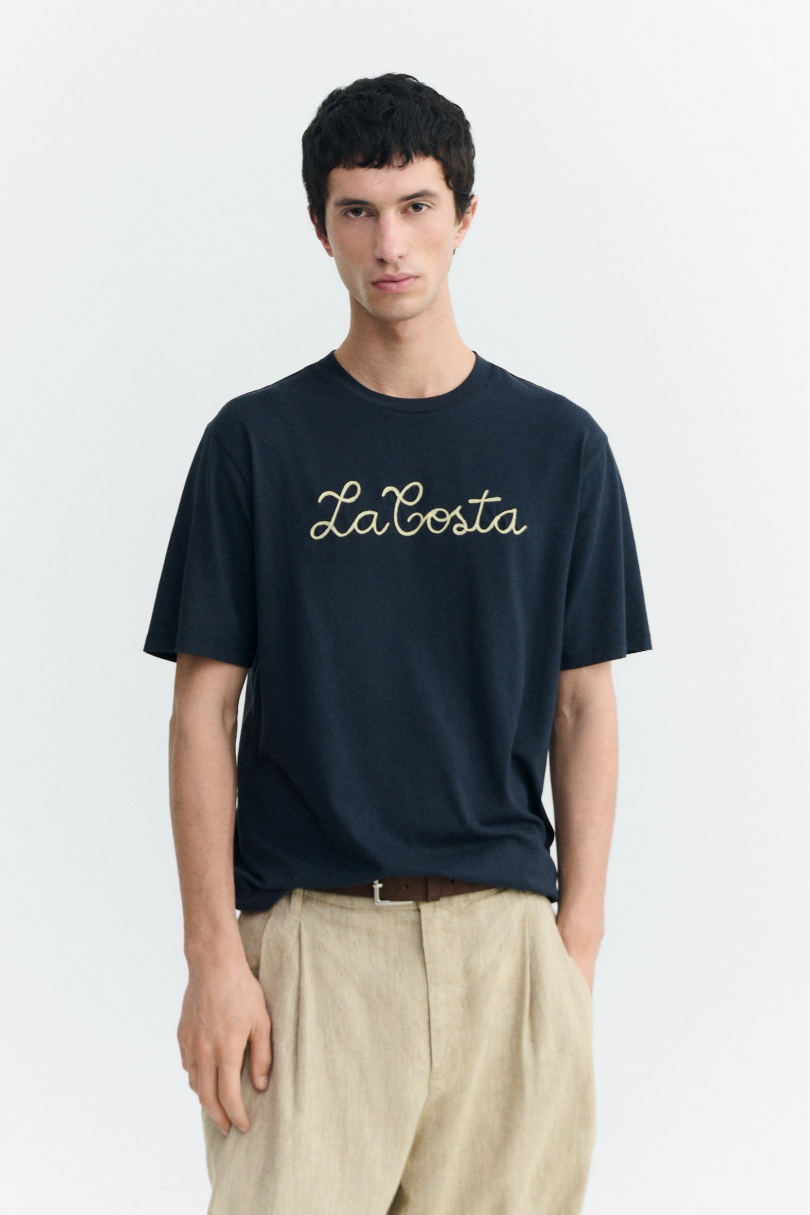 Thinking MU mannen vegan T-Shirt Met Handgeborduurde Zach Coast-Print, Marineblauw.