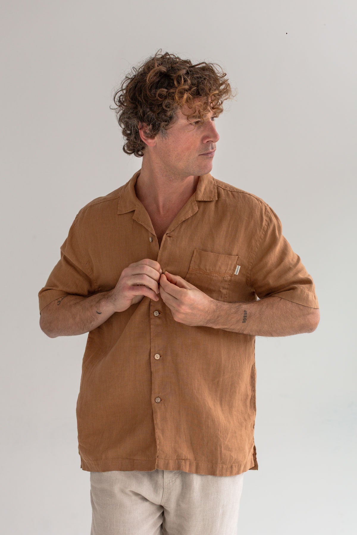TWOTHIRDS mannen vegan Shirt Olorua Adobe Bruin