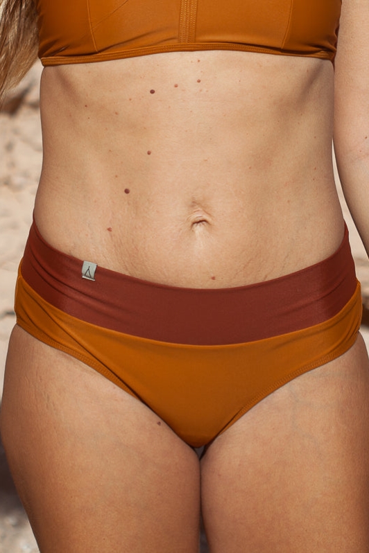 Inaska  Bikinibroekje Met Zachte Taille Flow Earth Oker & Roestbruin
