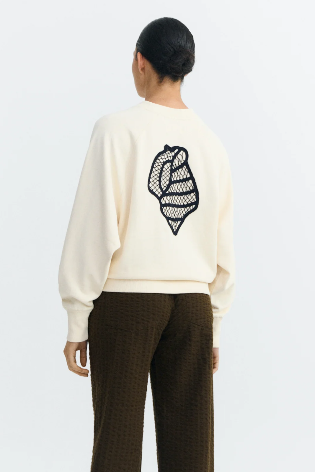 Thinking MU  Sweatshirt Shell Bonnie, Handgeborduurd In Ecru.
