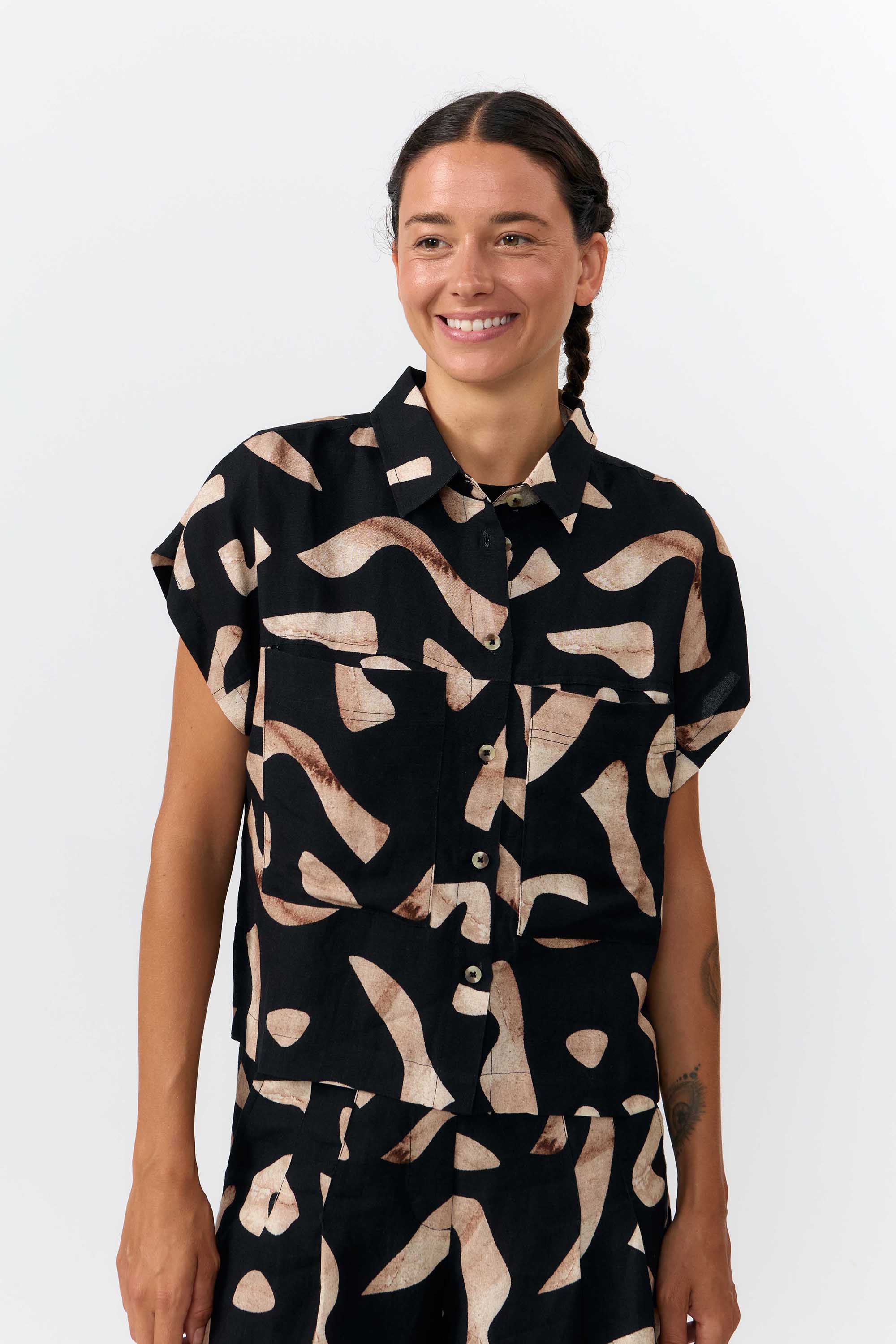 SUITE13LAB  Shirt Met Amur-Print En Stenenmotief, Zwart
