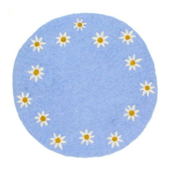 Grote vilten onderzetter van Sjaal met Verhaal - lichtblauw margrietjes 35cm