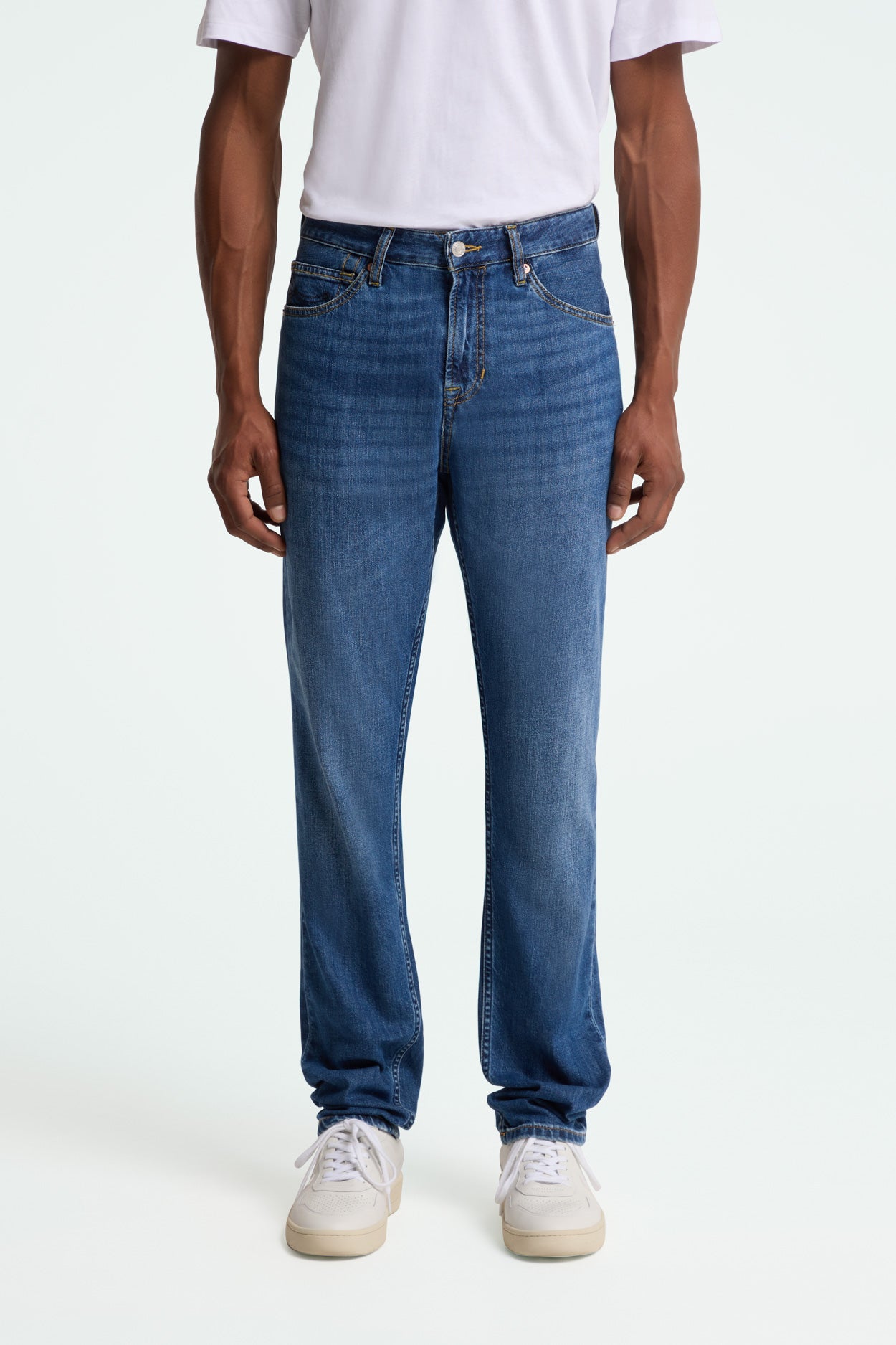 Kings of Indigo mannen vegan Addo Jeans Taps Toelopend Middellang Washed Blauw