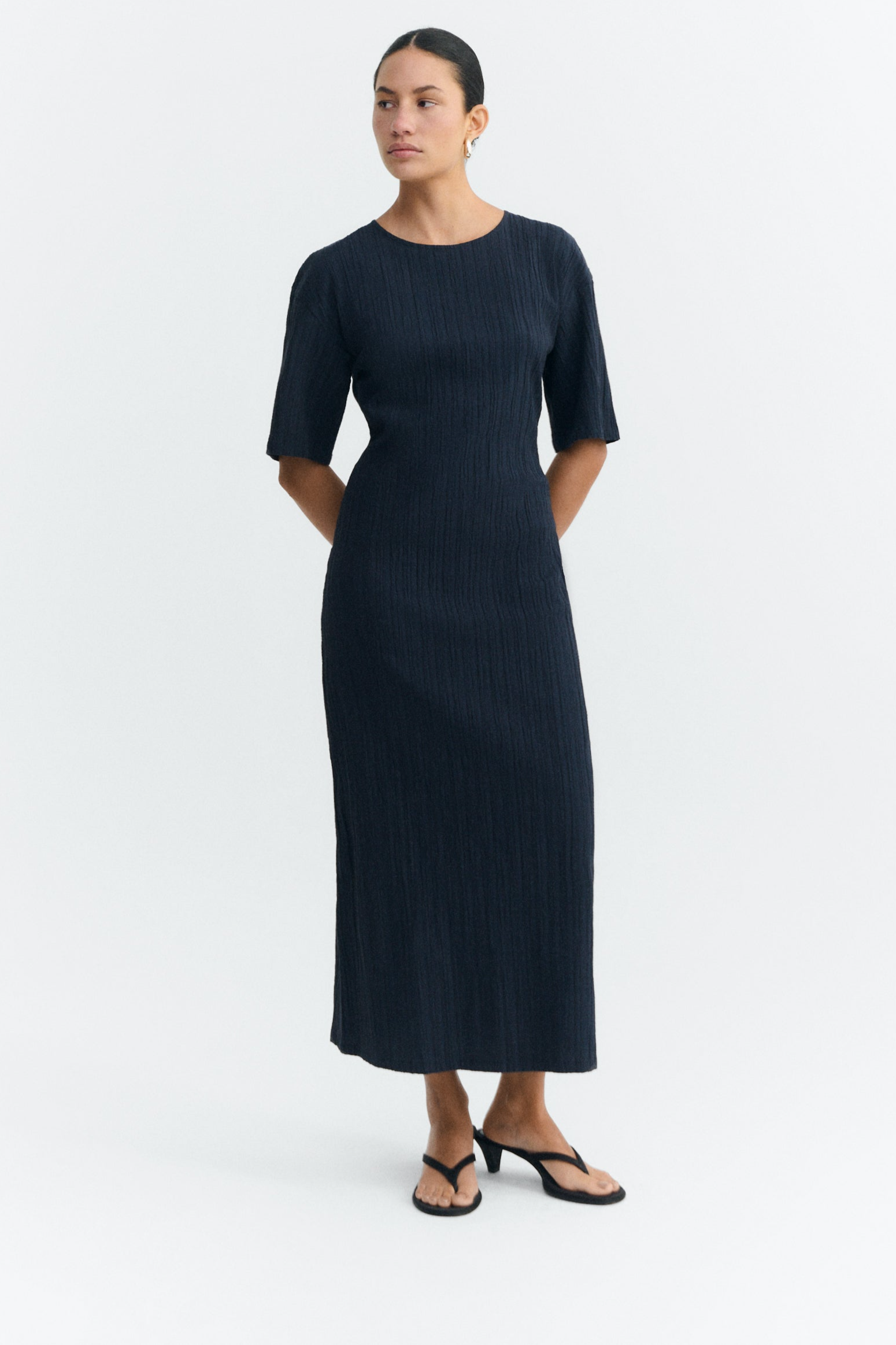 Thinking MU  Jurk Kina Popcorn Met Open Rug In Marineblauw
