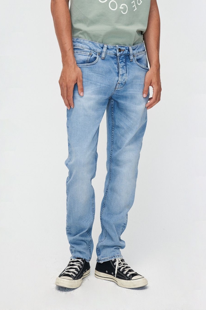 Kuyichi mannen vegan Jeans Regular Slim Jim Felblauw