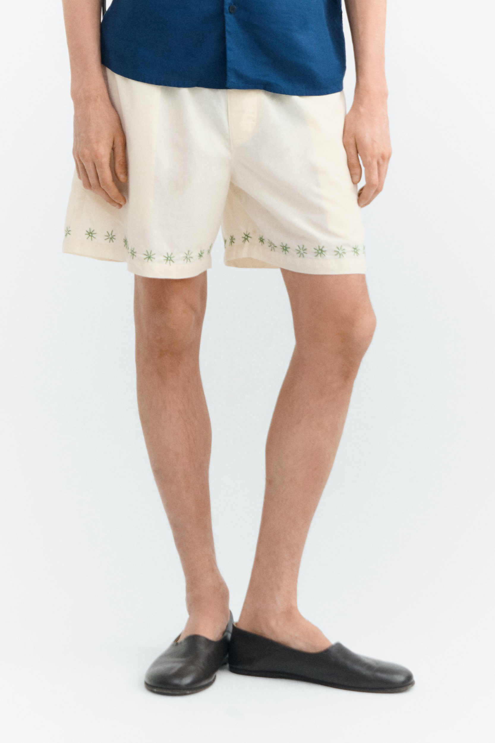 Thinking MU mannen vegan Handgeborduurde Shorts Van Haitam In Ecru.