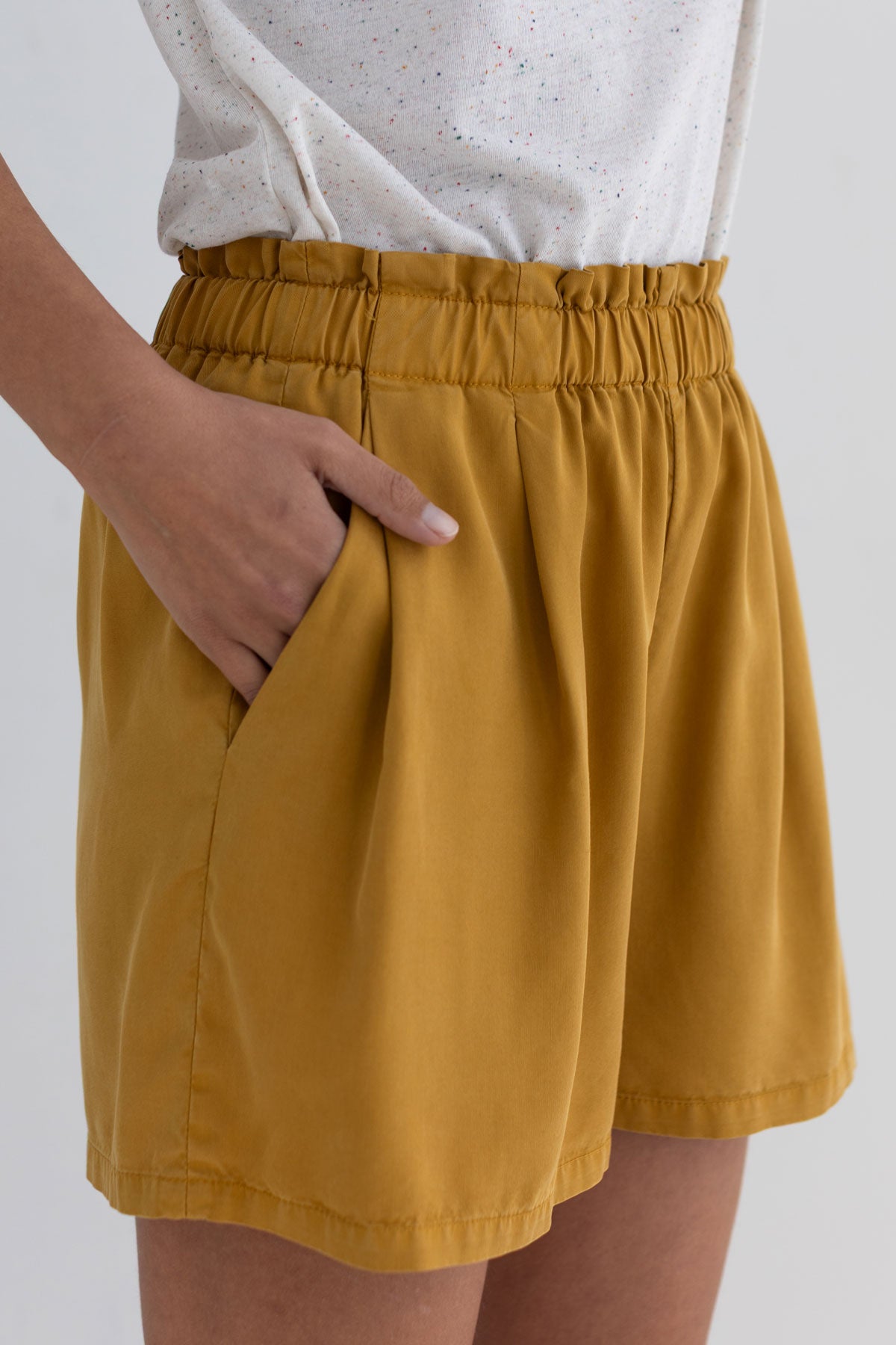 TWOTHIRDS  Shorts Calobra Mosterd