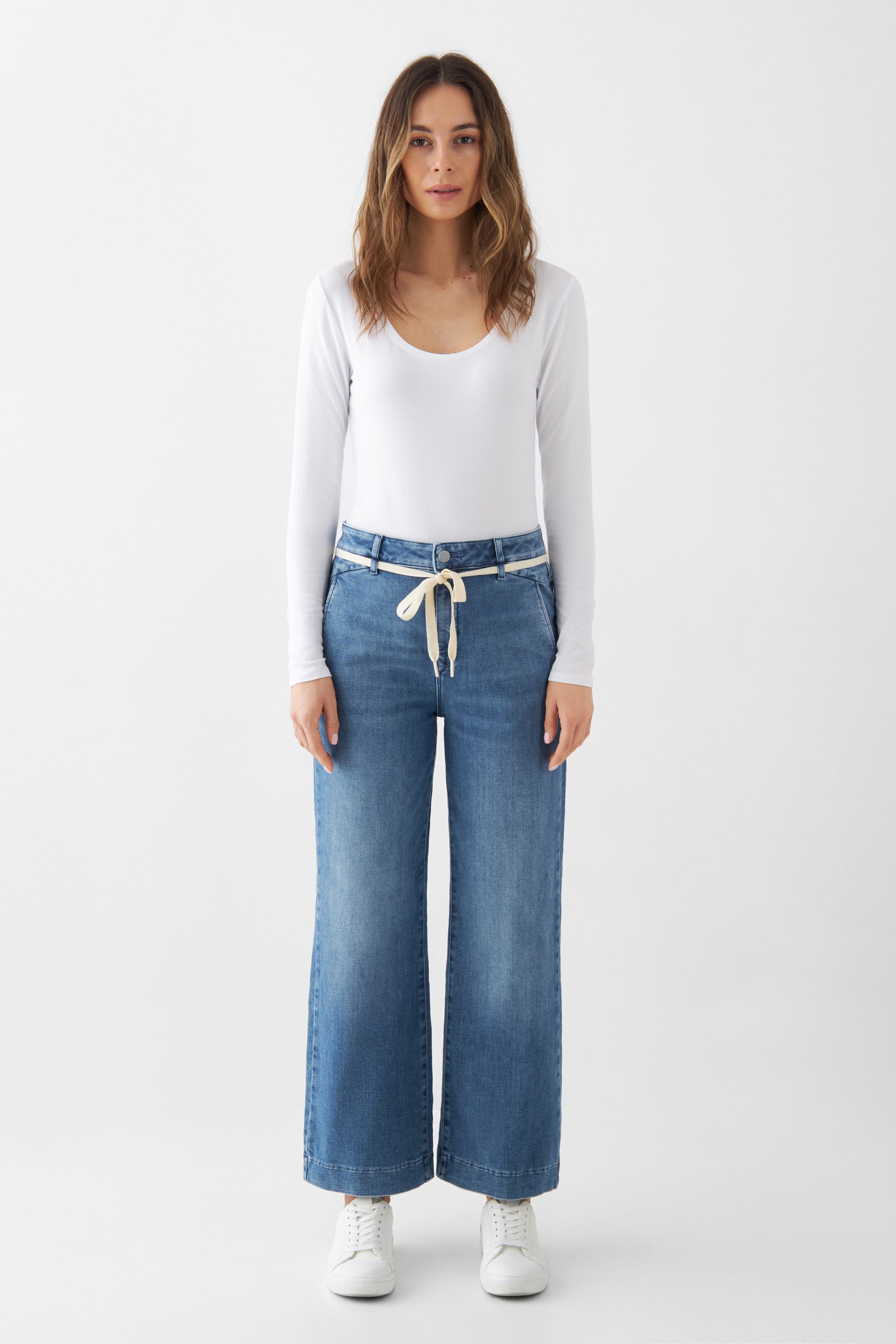 Dawn  Dew Flared Cropped Soft Denim French Pocket Medium Blauw