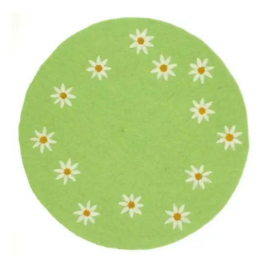 Sjaal met Verhaal vilten onderzetter 35cm,  lichtgroen met margrietjes