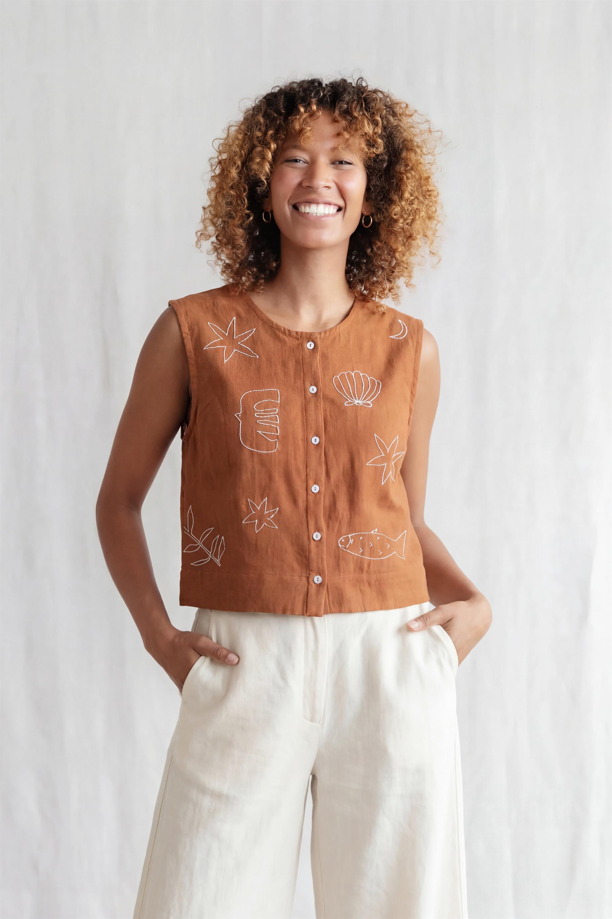 Jyoti - Fair Works  Top DIYAn Hazelnootbruin