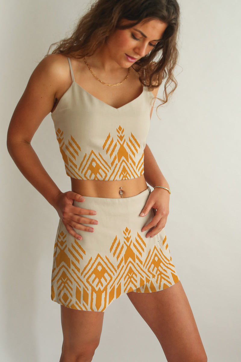 Averie  Set Crop Top En Shorts Amber Goud Symmetrische Print Op Wit