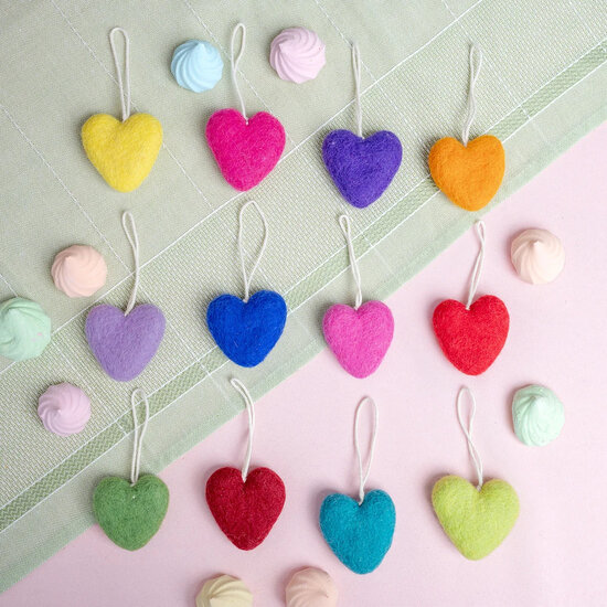 Sjaal met Verhaal kleine hartjes hanger van vilt, diverse pastel kleuren