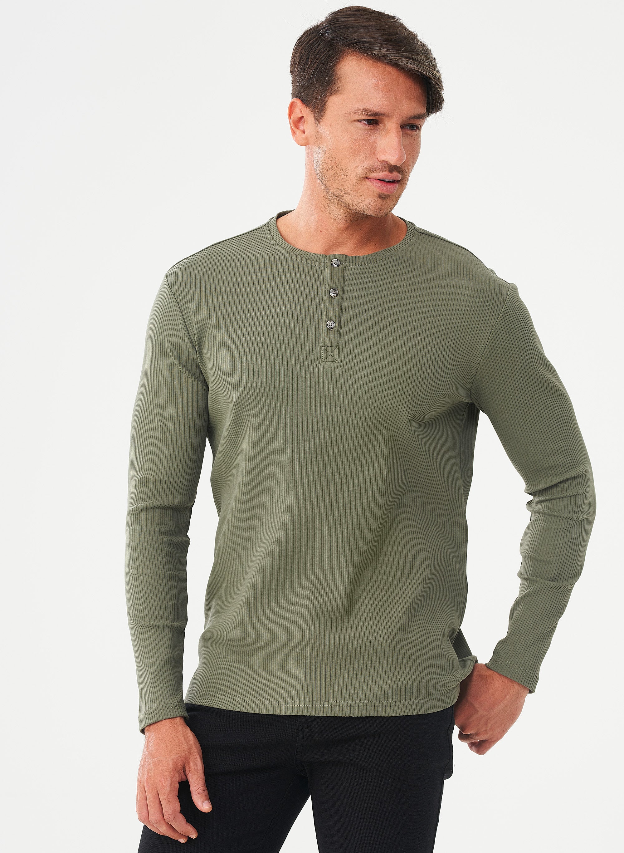 ORGANICATION mannen vegan Geribbeld Henley Shirt Kaki