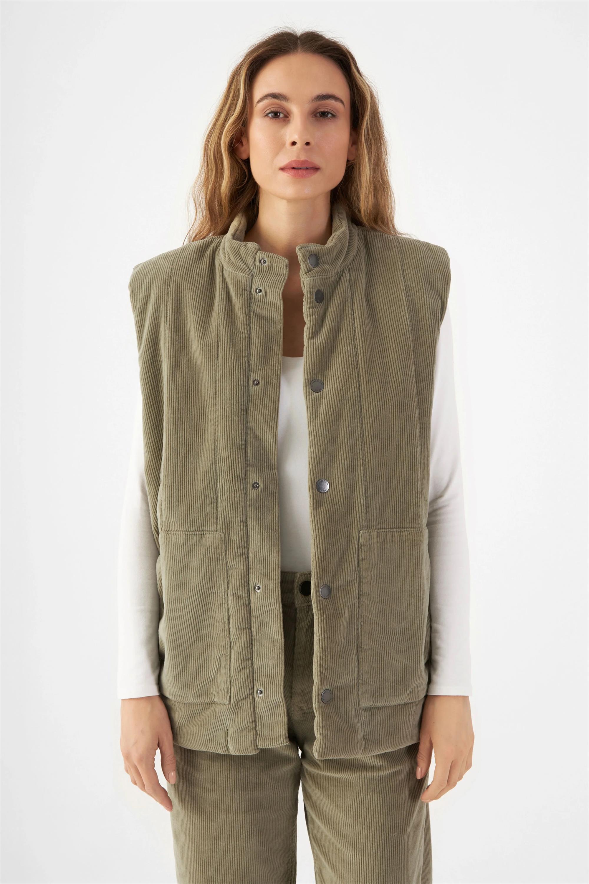 Dawn  Gilet Van Corduroy Kashew Saliegroen