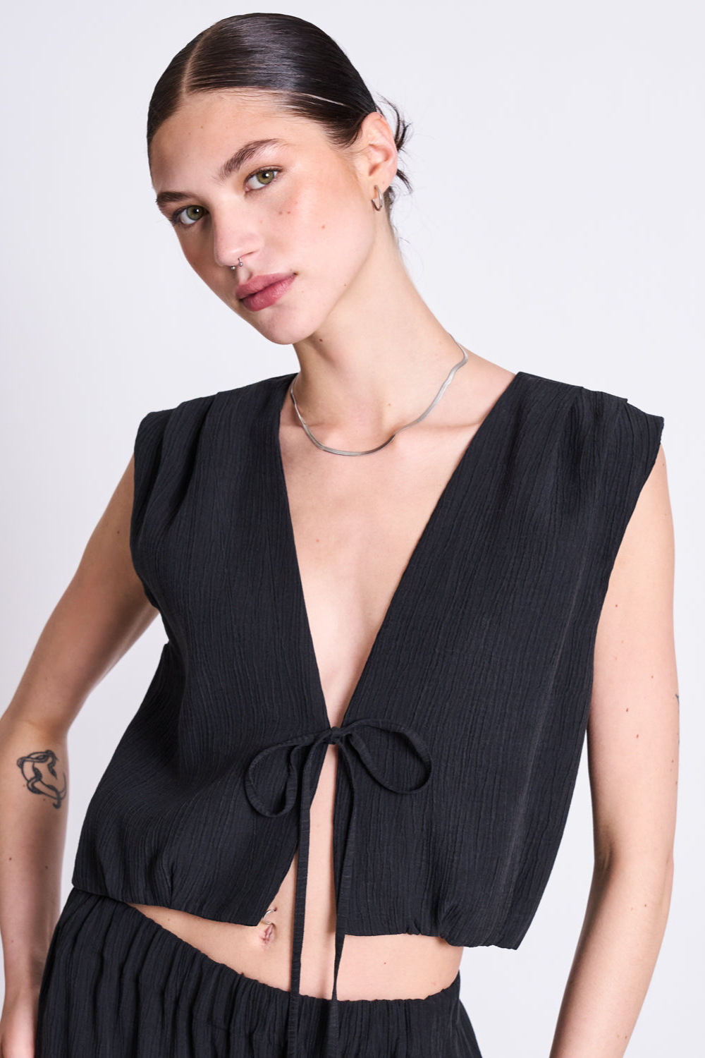 JAN 'N JUNE  Top Crinkle Tie Stroget Zwart