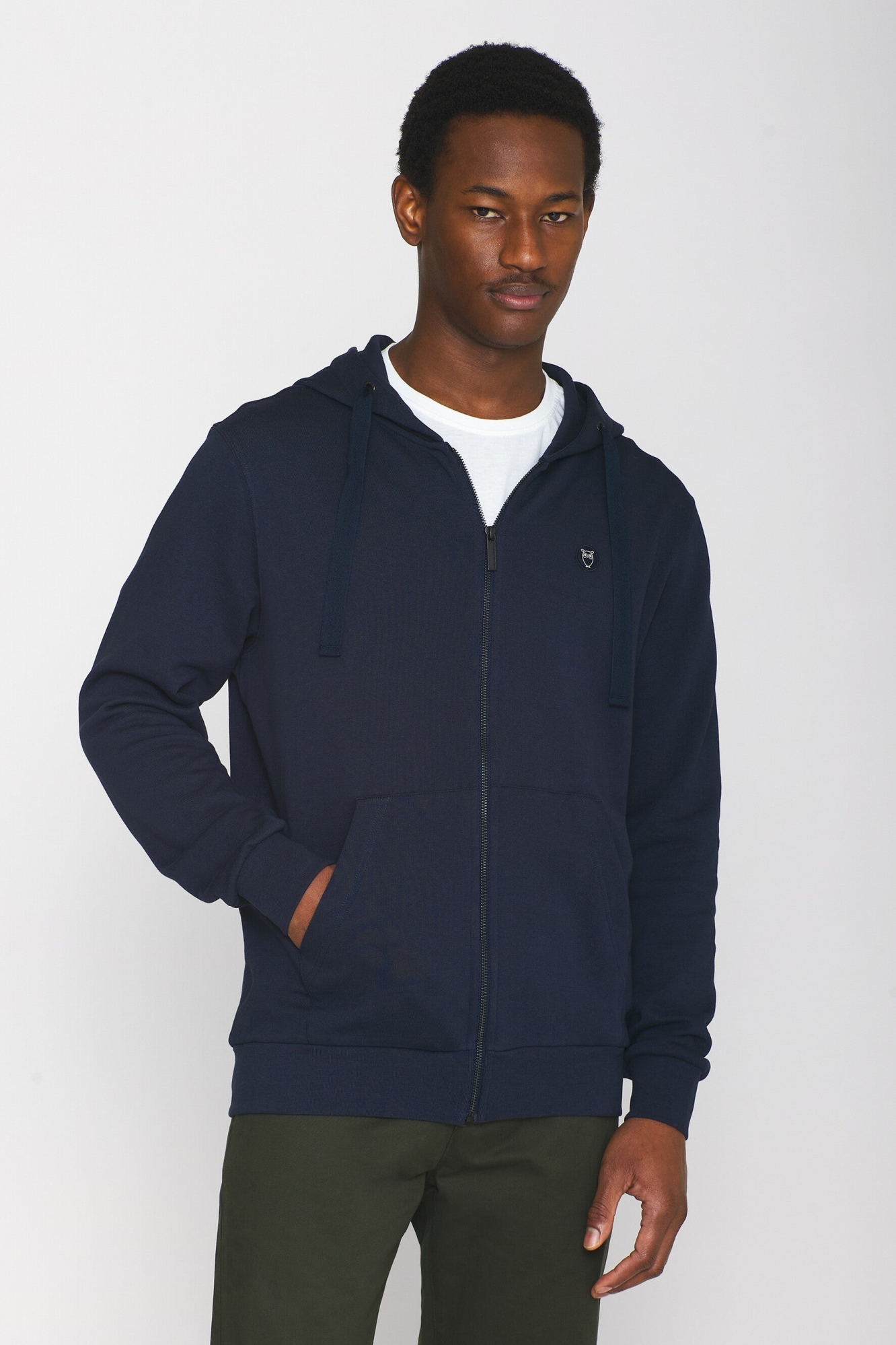 KnowledgeCotton Apparel mannen vegan Zip Hoodie Kangaroo Badge Totaal Eclipse Marineblauw