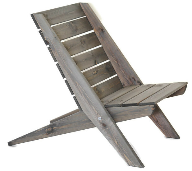 EcoFurn Granny Chair, grote stoel in grijs geolied dennenhout
