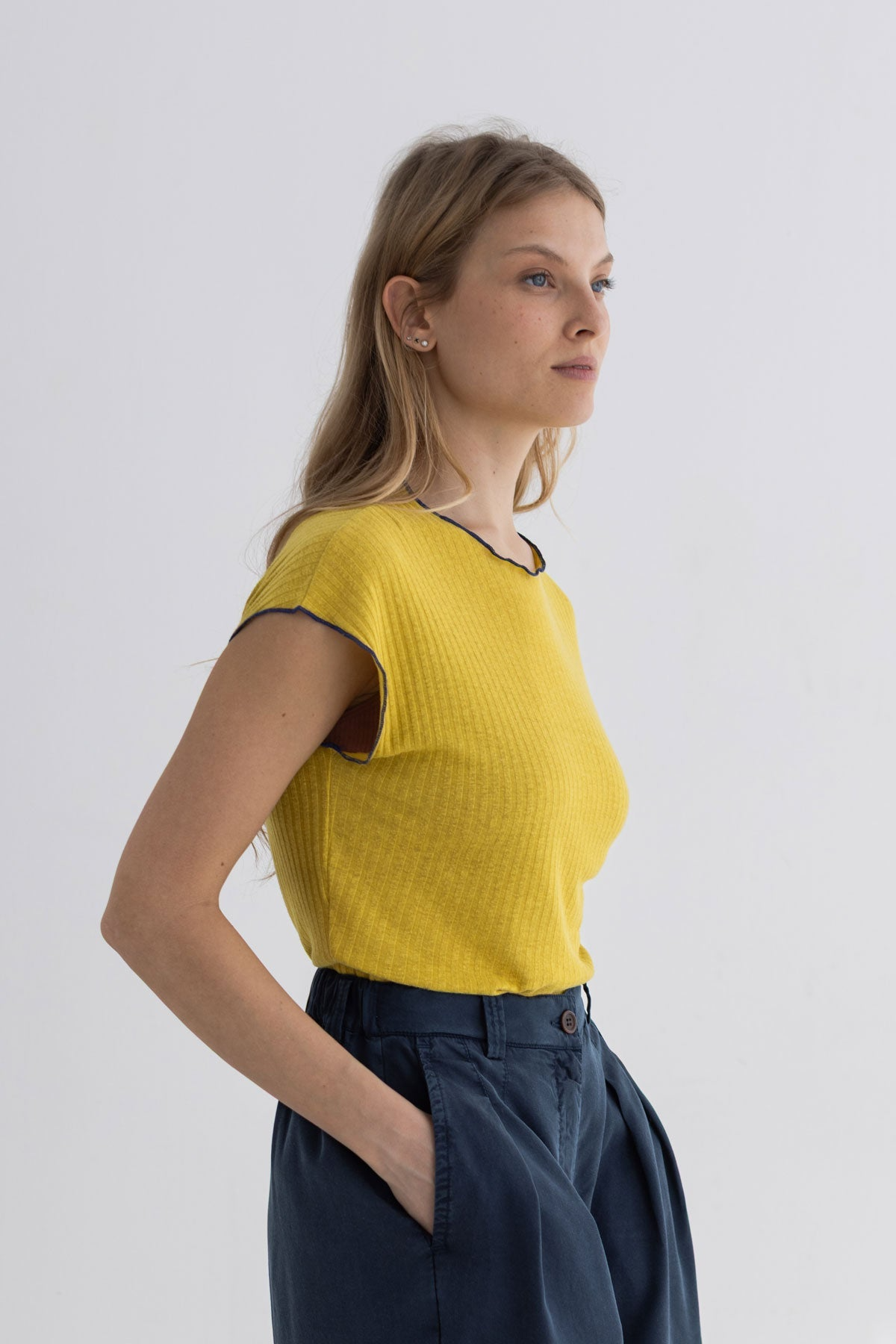 TWOTHIRDS  T-Shirt Lovrecina Goudgroen