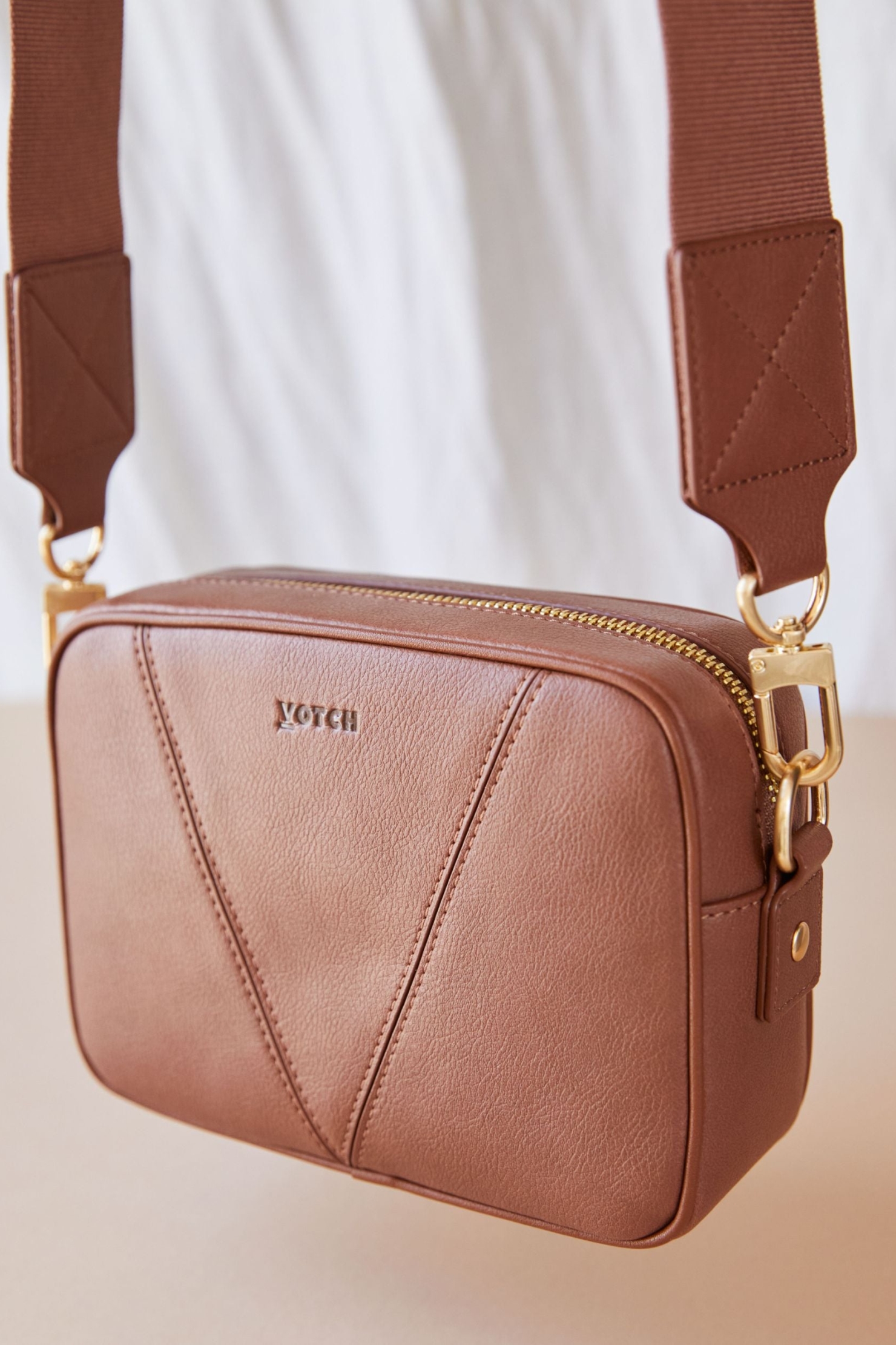 Votch  Crossbody Dual Look Tan Bruin
